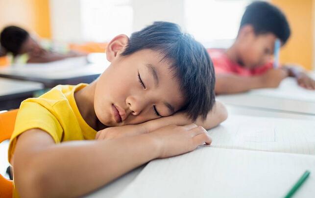 孩子上课总犯困怎么办 孩子上课总是打瞌睡