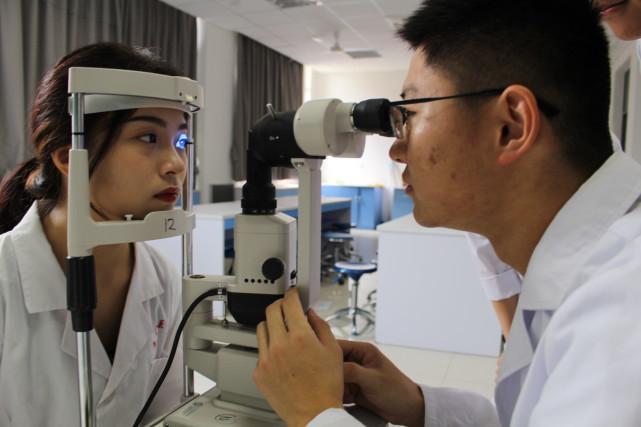 学眼视光医学后悔死了为什么 毕业好找工作吗 眼视光医学就业月薪