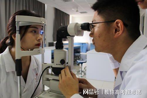 女生适合学眼视光学专业吗