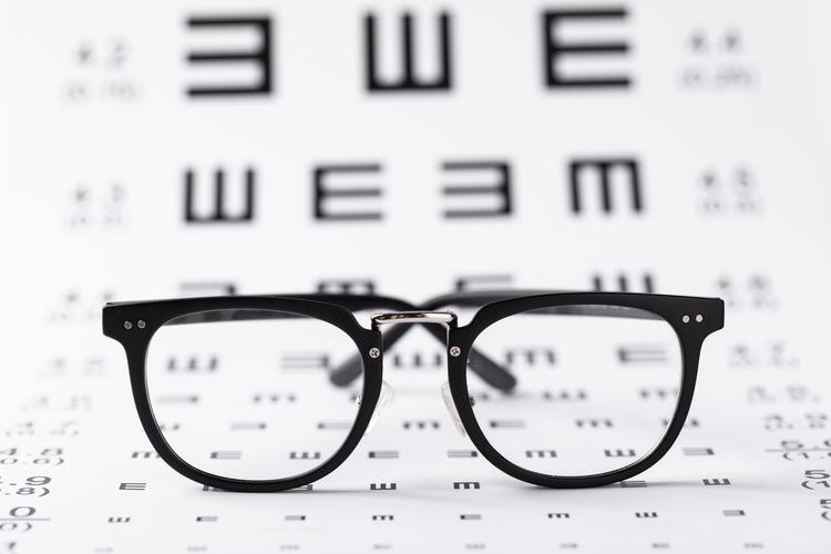哪些专业对眼睛视力是有要求的 高考前做近视眼手术有无必要