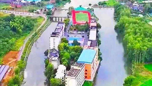 有趣！湖南郴州的一所中学，位于河中小岛上 郴州河沙的价格是多少